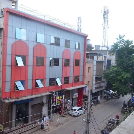 Hotel Poonam Rāipur エクステリア 写真