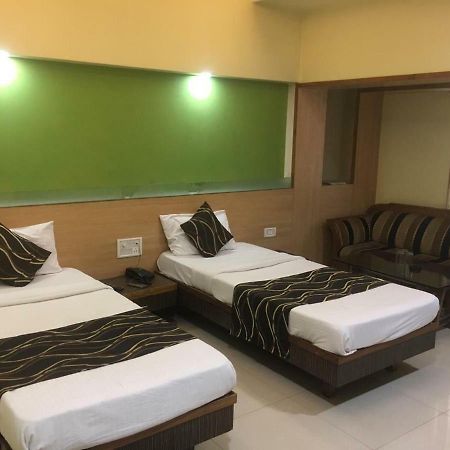 Hotel Poonam Rāipur エクステリア 写真