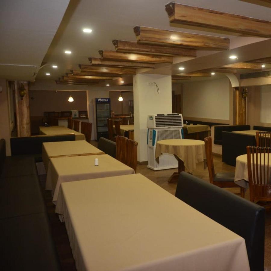 Hotel Poonam Rāipur エクステリア 写真