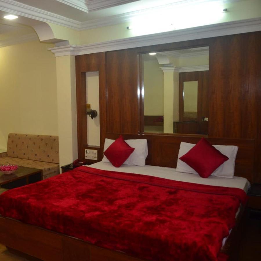 Hotel Poonam Rāipur エクステリア 写真