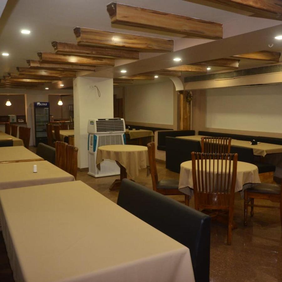 Hotel Poonam Rāipur エクステリア 写真