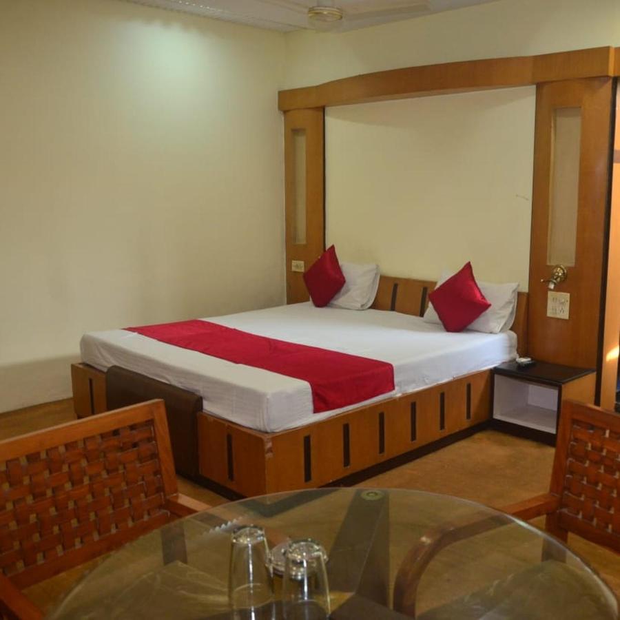 Hotel Poonam Rāipur エクステリア 写真