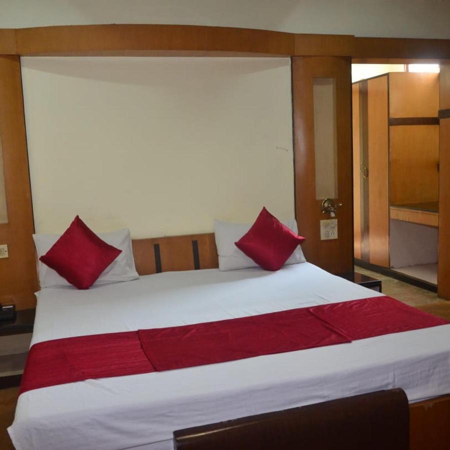 Hotel Poonam Rāipur エクステリア 写真