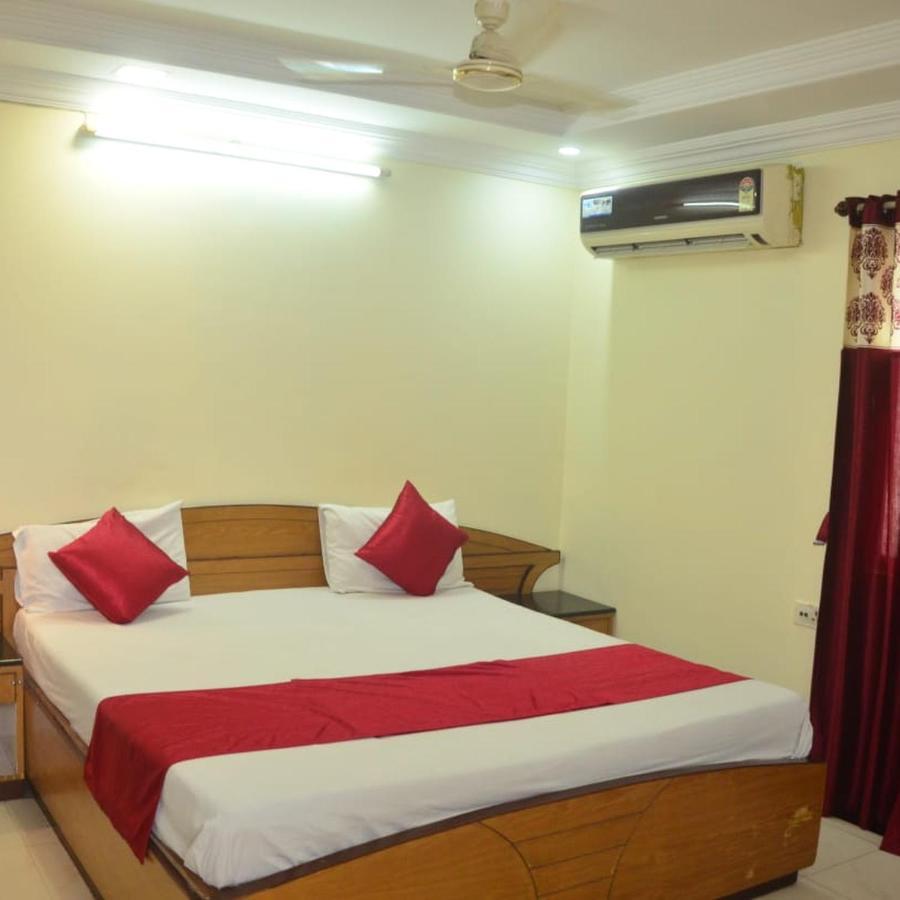 Hotel Poonam Rāipur エクステリア 写真