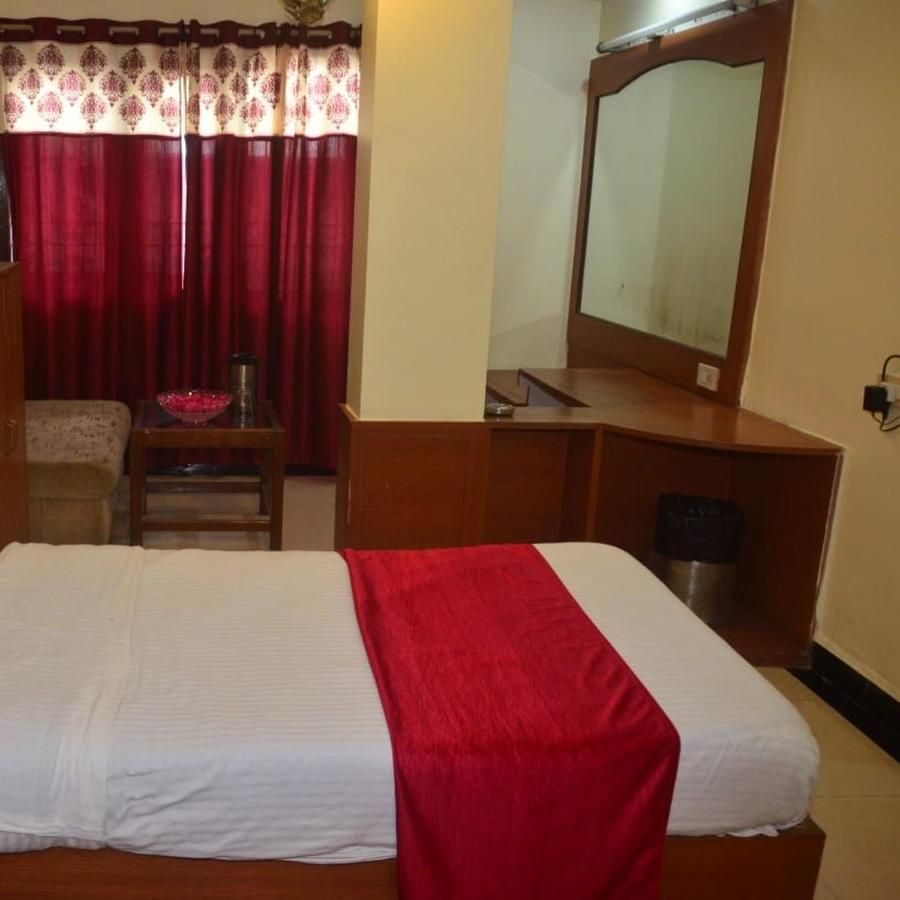 Hotel Poonam Rāipur エクステリア 写真