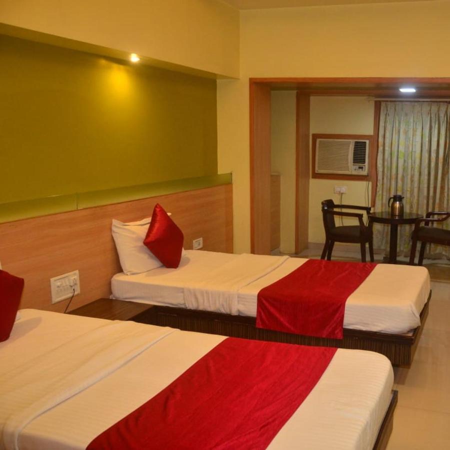Hotel Poonam Rāipur エクステリア 写真