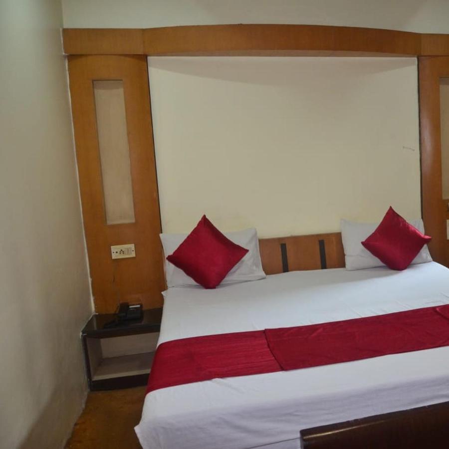 Hotel Poonam Rāipur エクステリア 写真