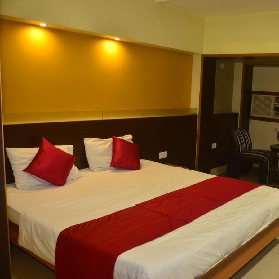 Hotel Poonam Rāipur エクステリア 写真