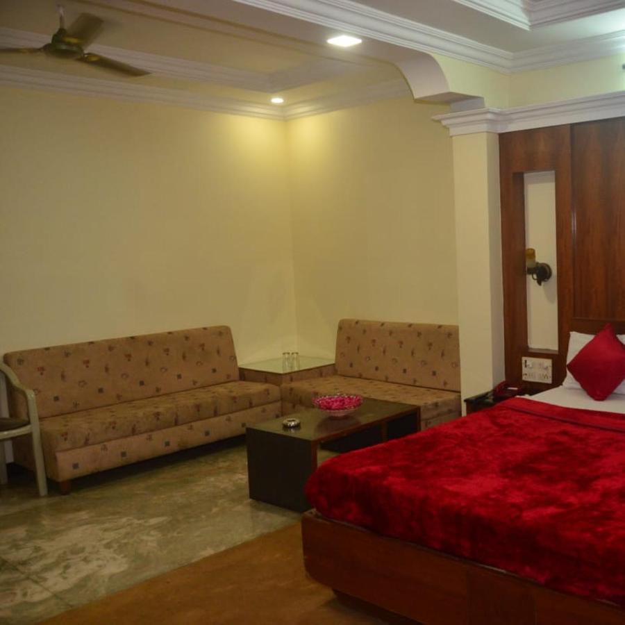 Hotel Poonam Rāipur エクステリア 写真