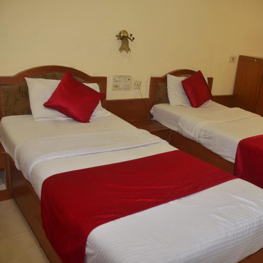 Hotel Poonam Rāipur エクステリア 写真