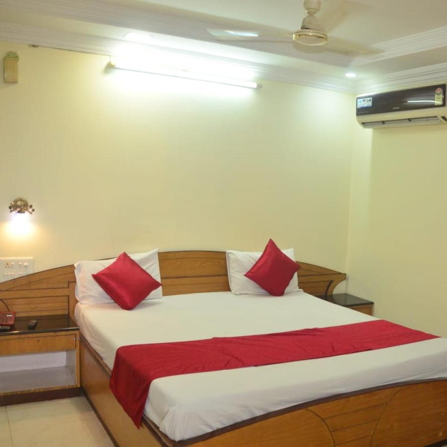 Hotel Poonam Rāipur エクステリア 写真