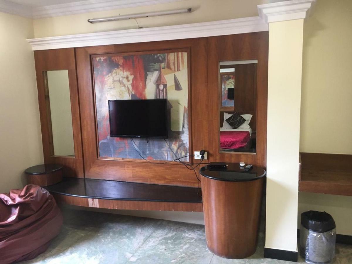 Hotel Poonam Rāipur エクステリア 写真