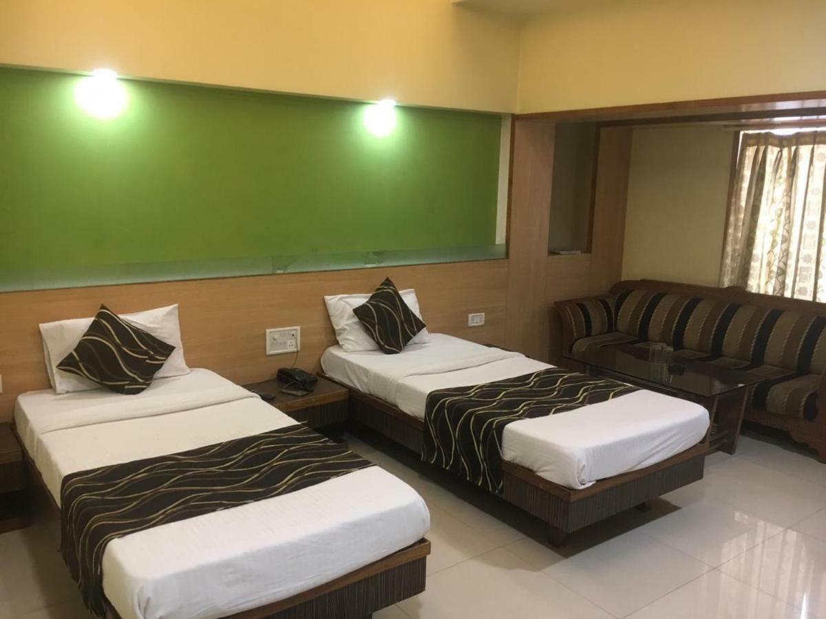 Hotel Poonam Rāipur エクステリア 写真