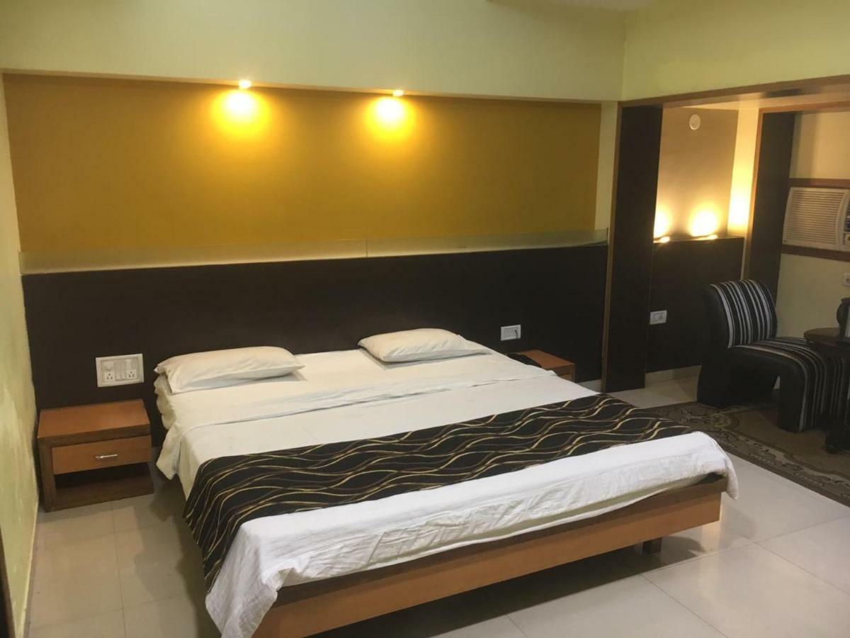 Hotel Poonam Rāipur エクステリア 写真