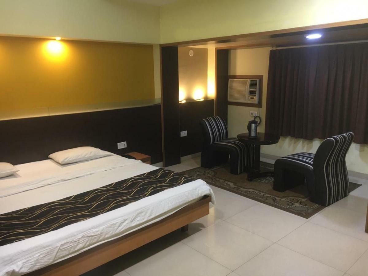 Hotel Poonam Rāipur エクステリア 写真